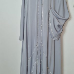 Abaya gris argent, élégante pour femme, finition brillante et coupe fluide.