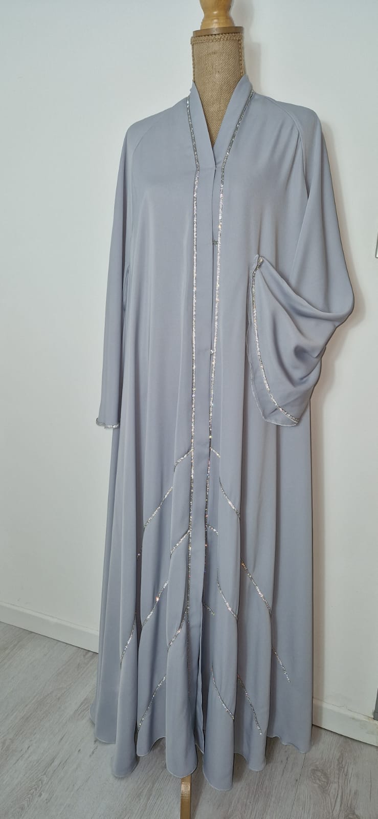 Abaya gris argent, élégante pour femme, finition brillante et coupe fluide.