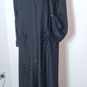Abaya noire perlée, élégante pour femme, finition raffinée et coupe fluide