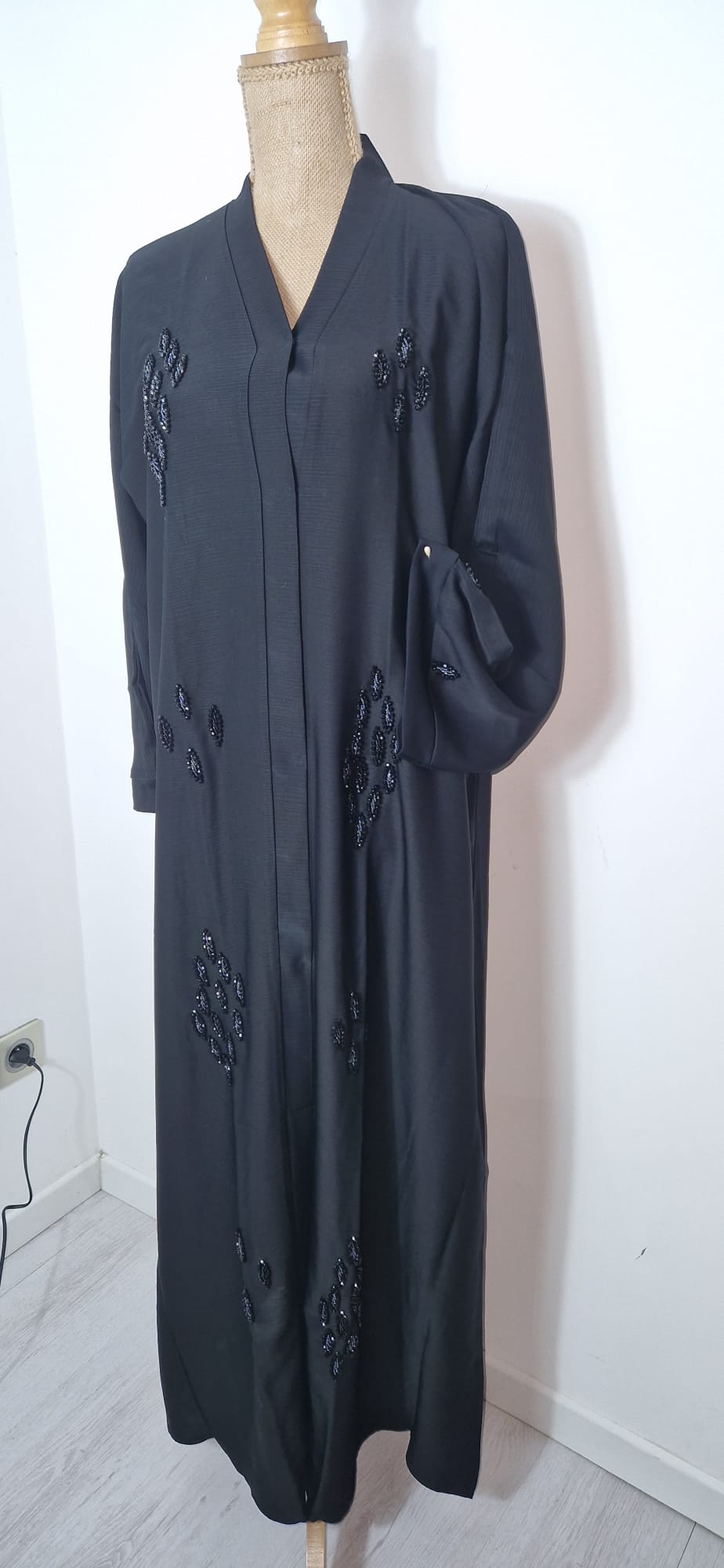 Abaya noire perlée, élégante pour femme, finition raffinée et coupe fluide