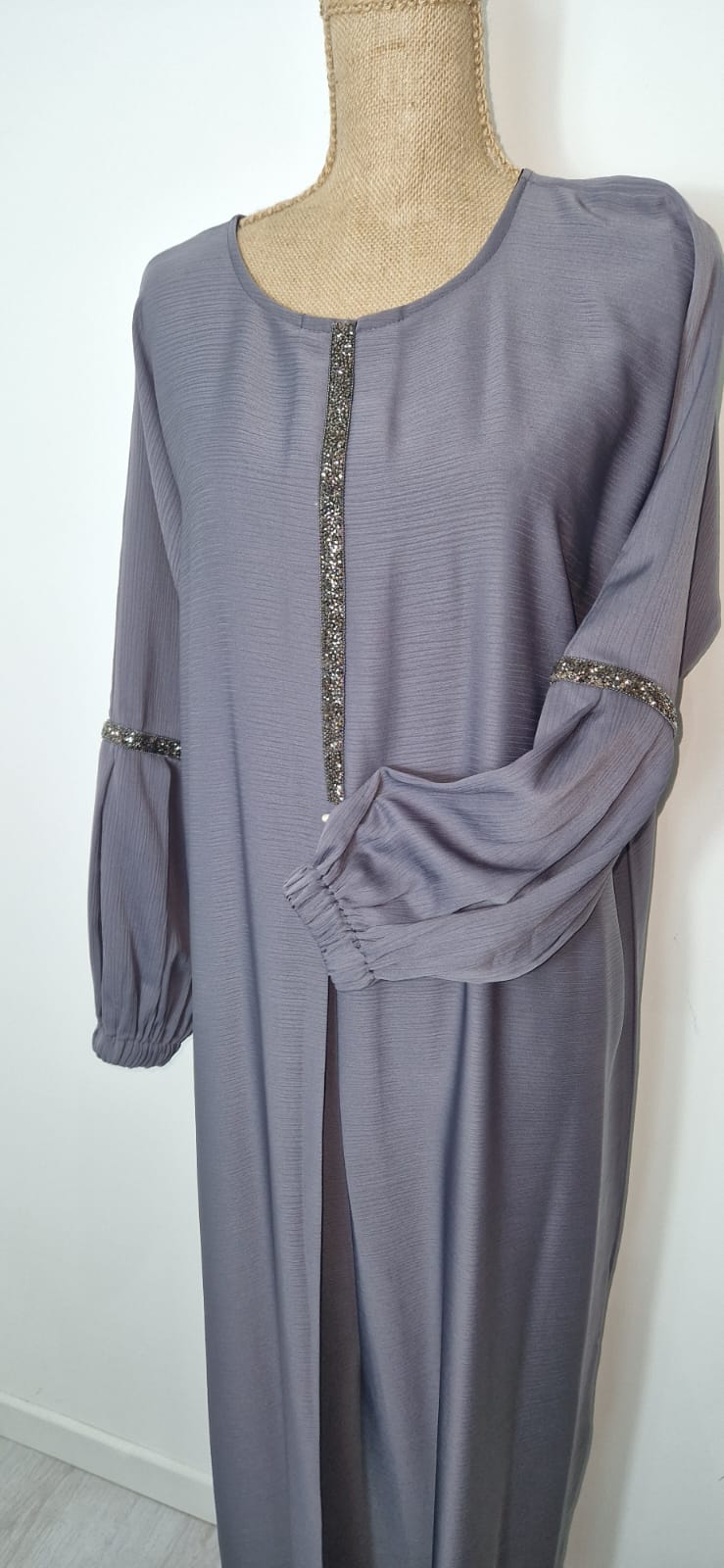 Abaya gris strass, élégante pour femme, coupe fluide et tissu satiné